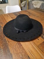Miss Selfridge Wollhut, schwarz, mit Herzmuster