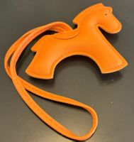 Herziger Taschen-Anhänger, orangefarbenes Pferdchen, neu