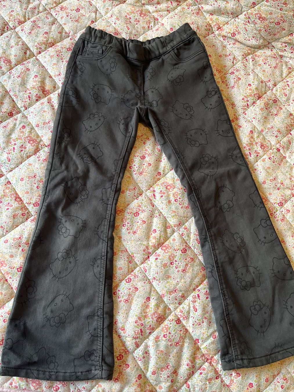 C&A Pantaloni: Grey Hello Kitty flared jeans 7 years/122cm – Usato da Genève venduto da dmt_y25y