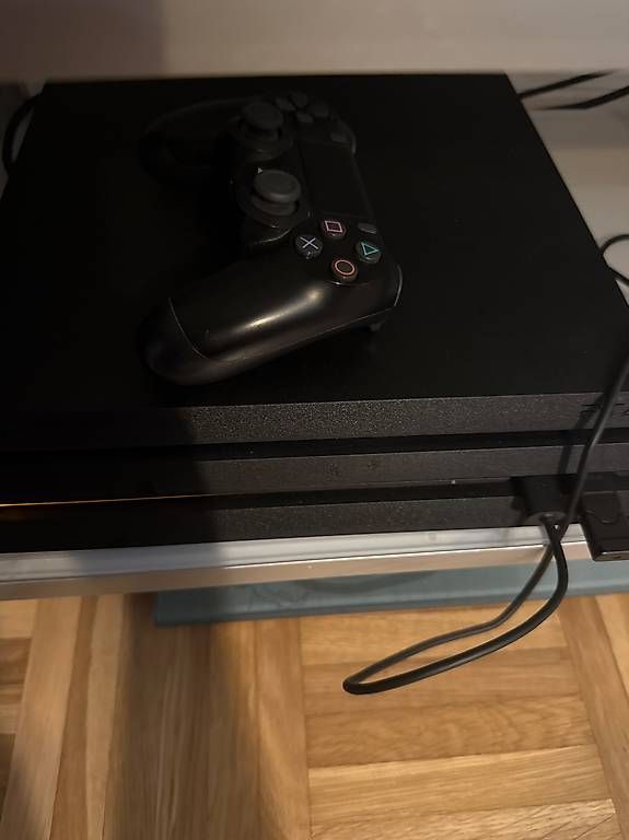Sony Consoles: Playstation 4 Pro 9.03 Jb + Controller 1TB – D'occasion à Schlieren par cne_9fbj