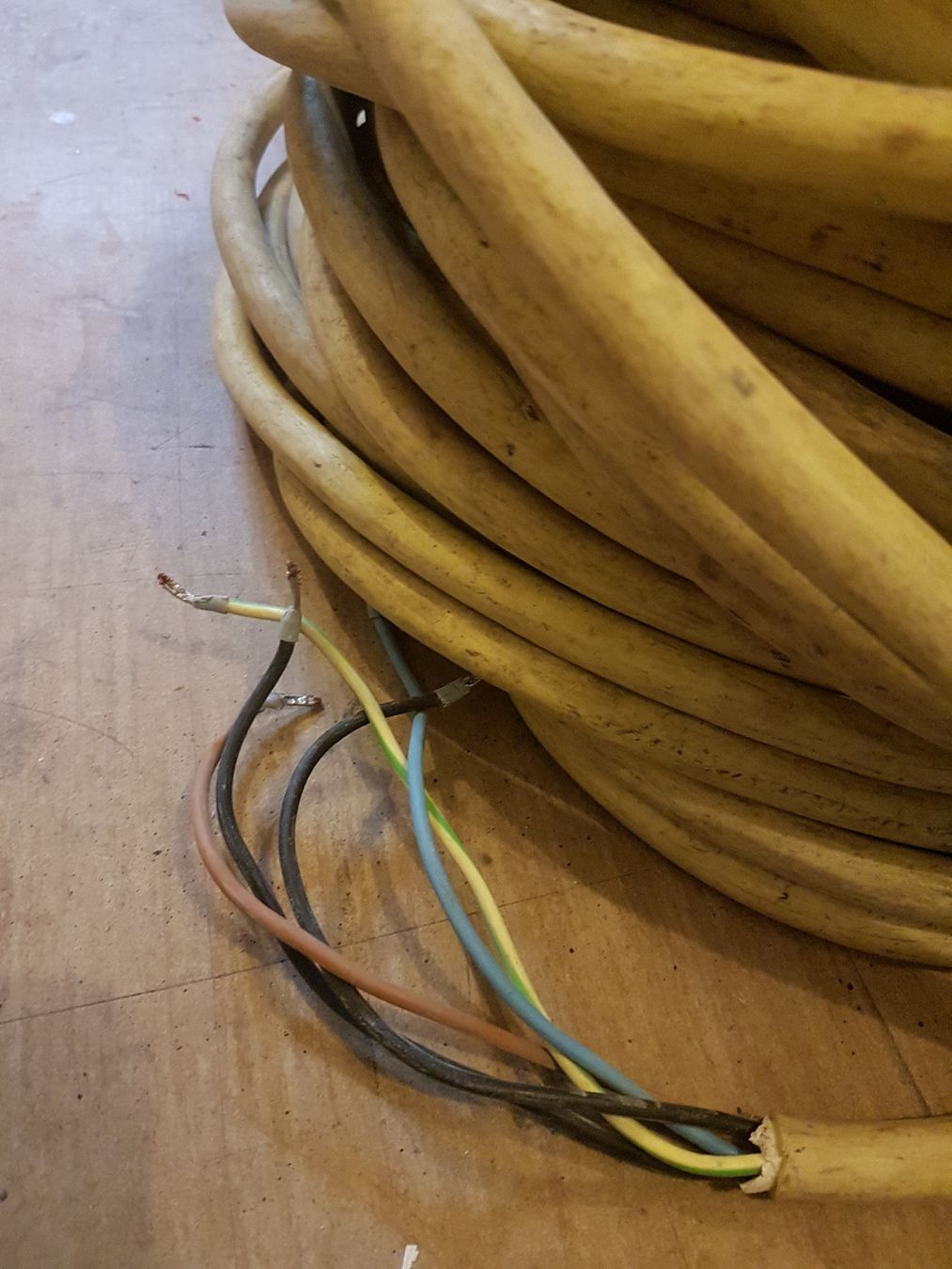 Cavi: Cable électrique – Usato da La Chaux-de-Fonds venduto da ZahidC 2