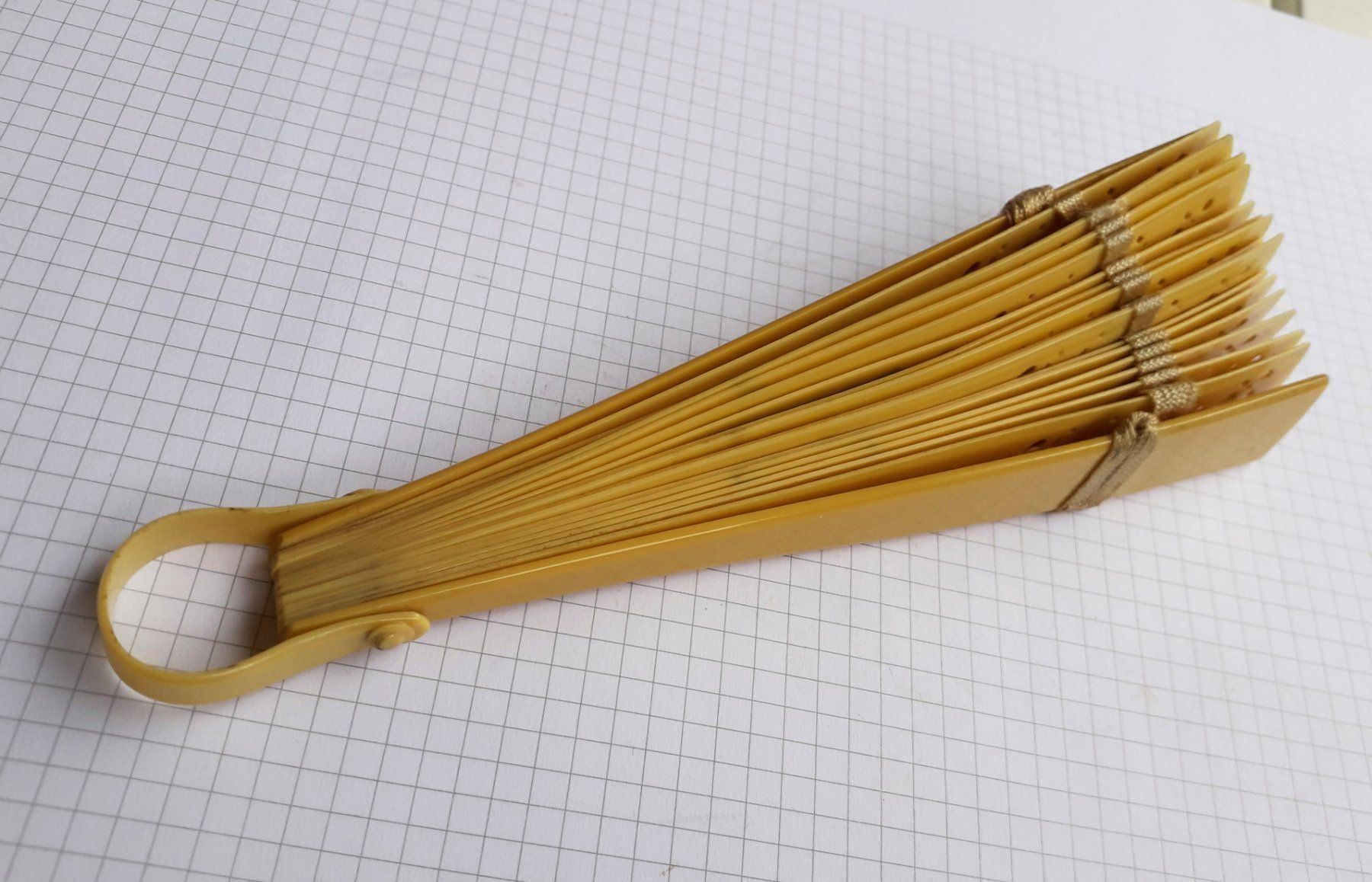Tutte le decorazioni: Antiker Zelluloidfächer dekoriert+bemalt – Usato da Lugano venduto da Maurizio_Collector 8