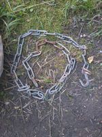 Kette mit Haken metall rostig 