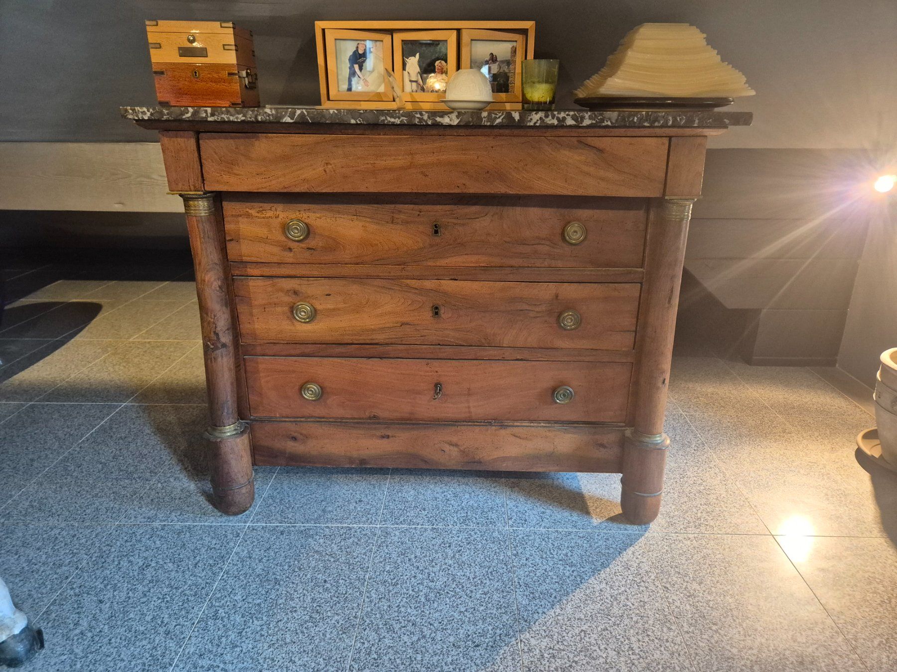 Cassettiere: Commode d'époque Empire en noyer, plateau marbre – Usato da Morgins venduto da pmd_px9d 5