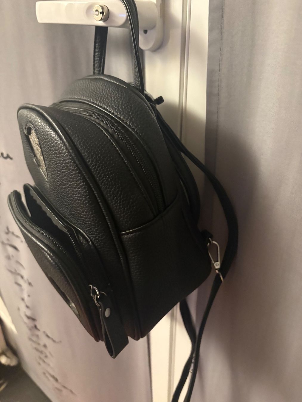 Zaini: 💖 Petit sac à dos noir à cœurs pailletés – Usato da Lausanne venduto da ine_6c2m 1