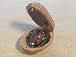 Nussschale aus Holz geschnitzt mit einem Wackelkäfer