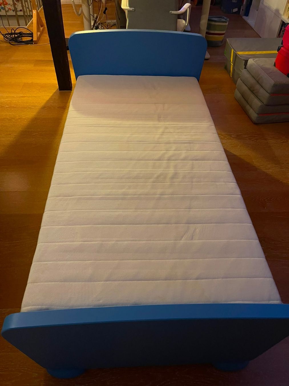 Ikea Letti: IKEA Mammut Kinder bed (blue) – Usato da Basel venduto da joaodvalerio
