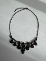 Elegante schwarze Halskette mit Strass Steinen