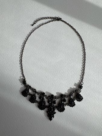 Elegante schwarze Halskette mit Strass Steinen