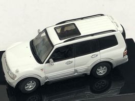 Mitsubishi Pajero 1999 4DRS LWB weiss Autoart 1:43