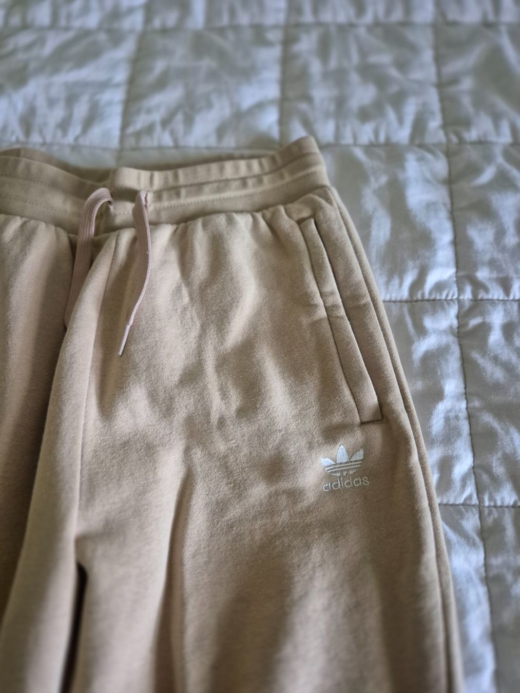 Adidas Pantaloni: Tolle Adidas Jogginghose, Beige, Gr. 158 – Usato da Urdorf venduto da Nataschli 1