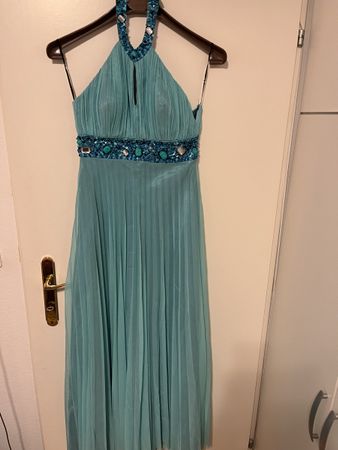 Festliches Kleid mit passenden Schmuck