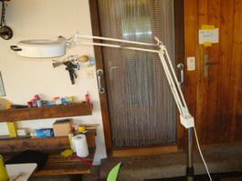 Lupenleuchte auf Stativ mit Rollen weiss gebraucht
