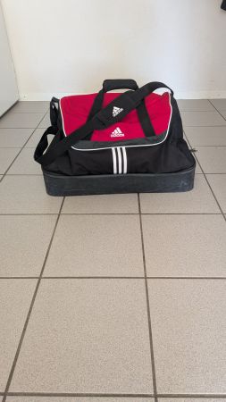 Adidas Sporttasche rot schwarz mit Bodenfach gebraucht