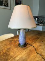 Lampe de chevet vintage bleue et dorée, ambiance cosy d'hive