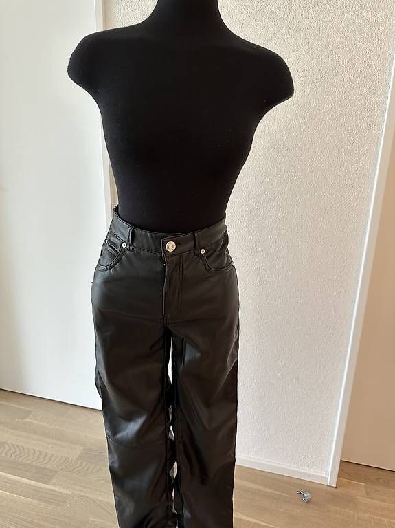 Pantaloni: Bershka Lederhose – Usato da Endingen venduto da sab_2gdk