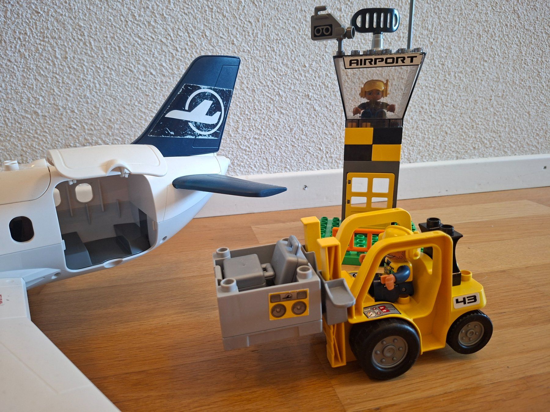 Lego Jouets: LEGO Duplo Grosses Flugzeug mit Flughafen – D'occasion à Balterswil par Steineparadies 4