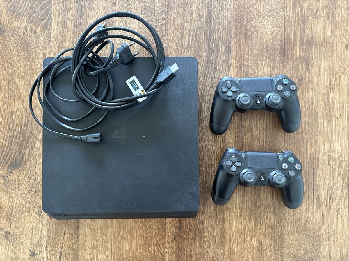 Sony Console: Sony PlayStation 4 Konsole mit 2 Controllern – Usato da Zürich venduto da mirushkka