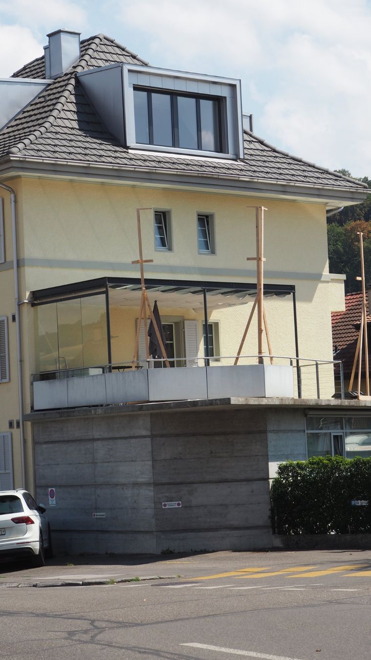 Unterstände: Sitzplatzüberdachung Glas/Metall mit Sonnen- und Windschutz – Gebraucht aus Ostermundigen von brechi3072