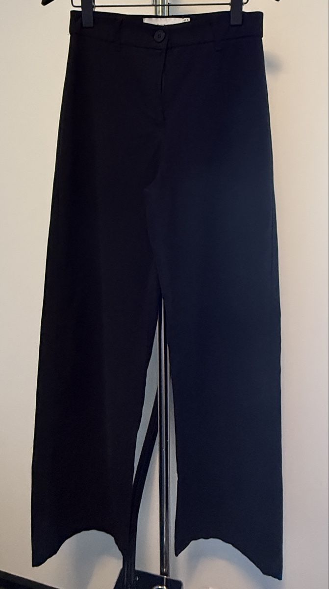 Bershka Pantaloni: Pantalon Bershka noir Taille 36 – Usato da Sion venduto da bar_r96b