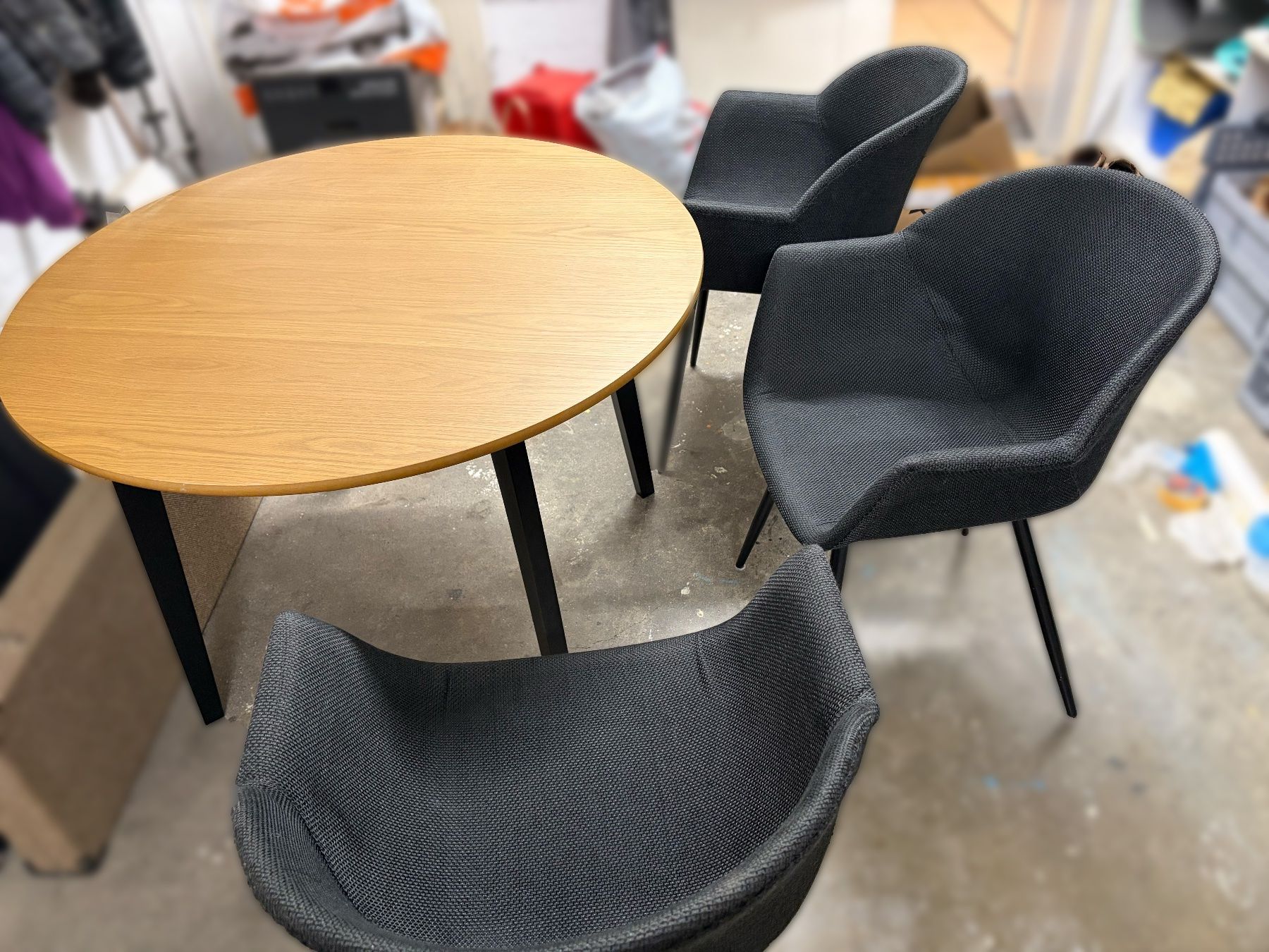 Jysk Tischset: Runder Tisch und 3 Stühle – Gebraucht aus uetendorf von madadrian 4