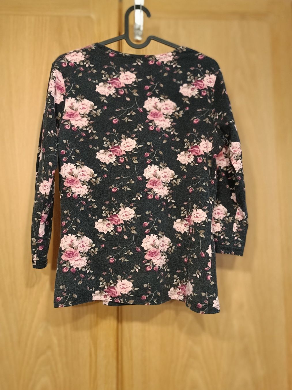 Top: Schwarzes Langarmshirt mit Rosenmuster | Gr. L – Usato da Zürich venduto da Atelier.Second 3