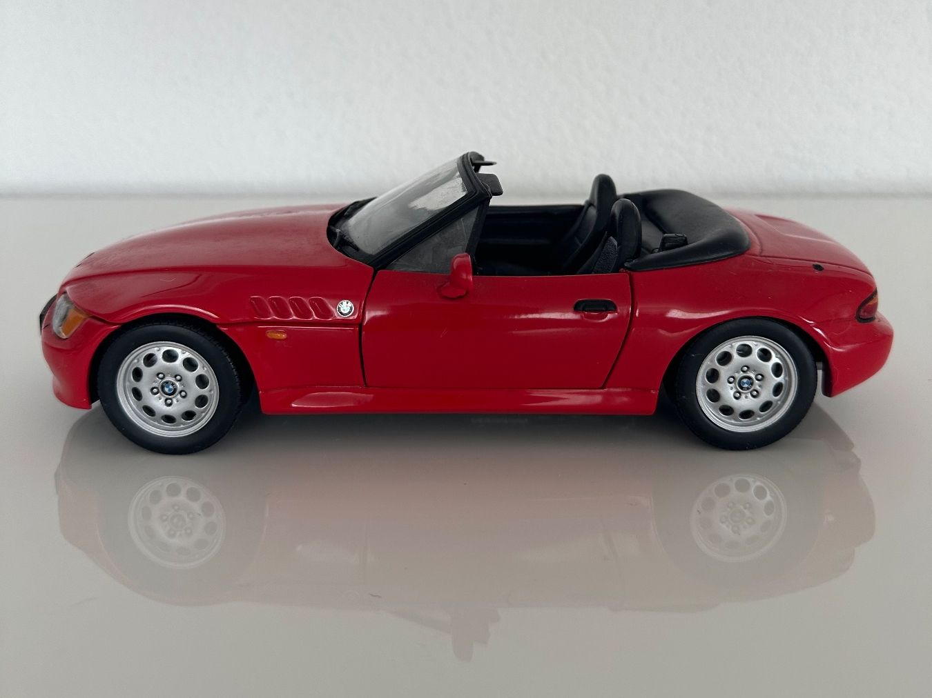 UT Models Modellini d'auto: BMW Z3 Roadster 1:18 UT Models rot – Usato da Muri AG venduto da gae_kz9y 3