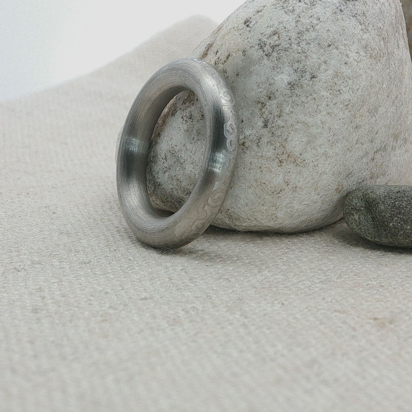 Olga Ribler Anelli: Edelstahl 4 mm  Ring gemustert,  Ringgrösse 52 – Nuovo (secondo la descrizione) da Luzern venduto da Schmuckoutlet 5