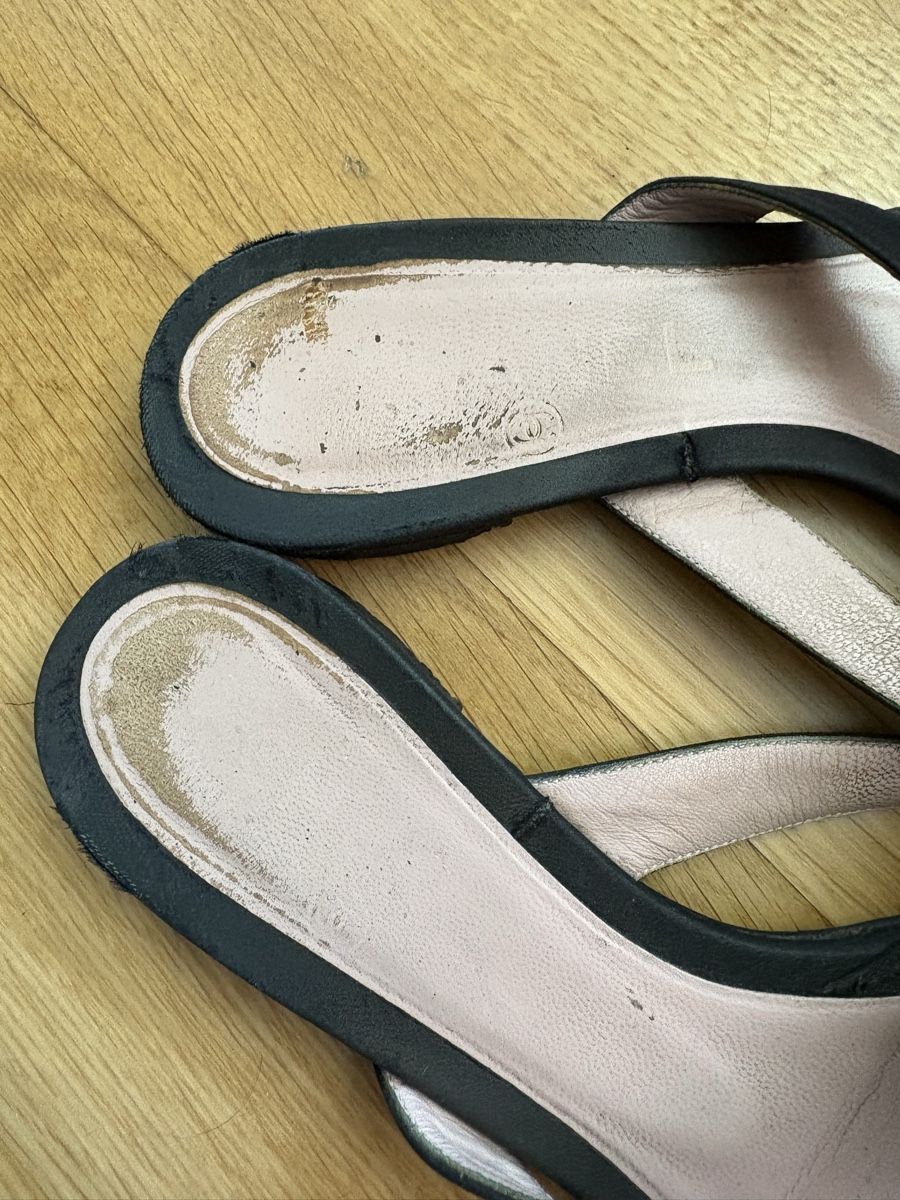 Chanel Scarpe da donna: Chanel Sandalen Flip Flops – Usato da Bern venduto da LoveVintageY2K 2