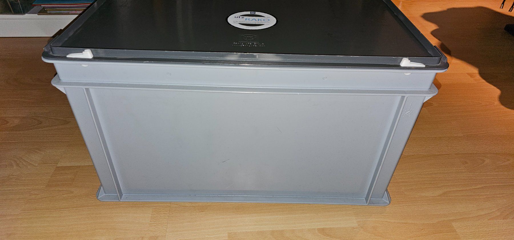 Transportkisten: Stabile Aufbewahrungsbox mit Deckel, Lebensmittelgeeignet – Gebraucht aus Niederbipp von Tamara15101995