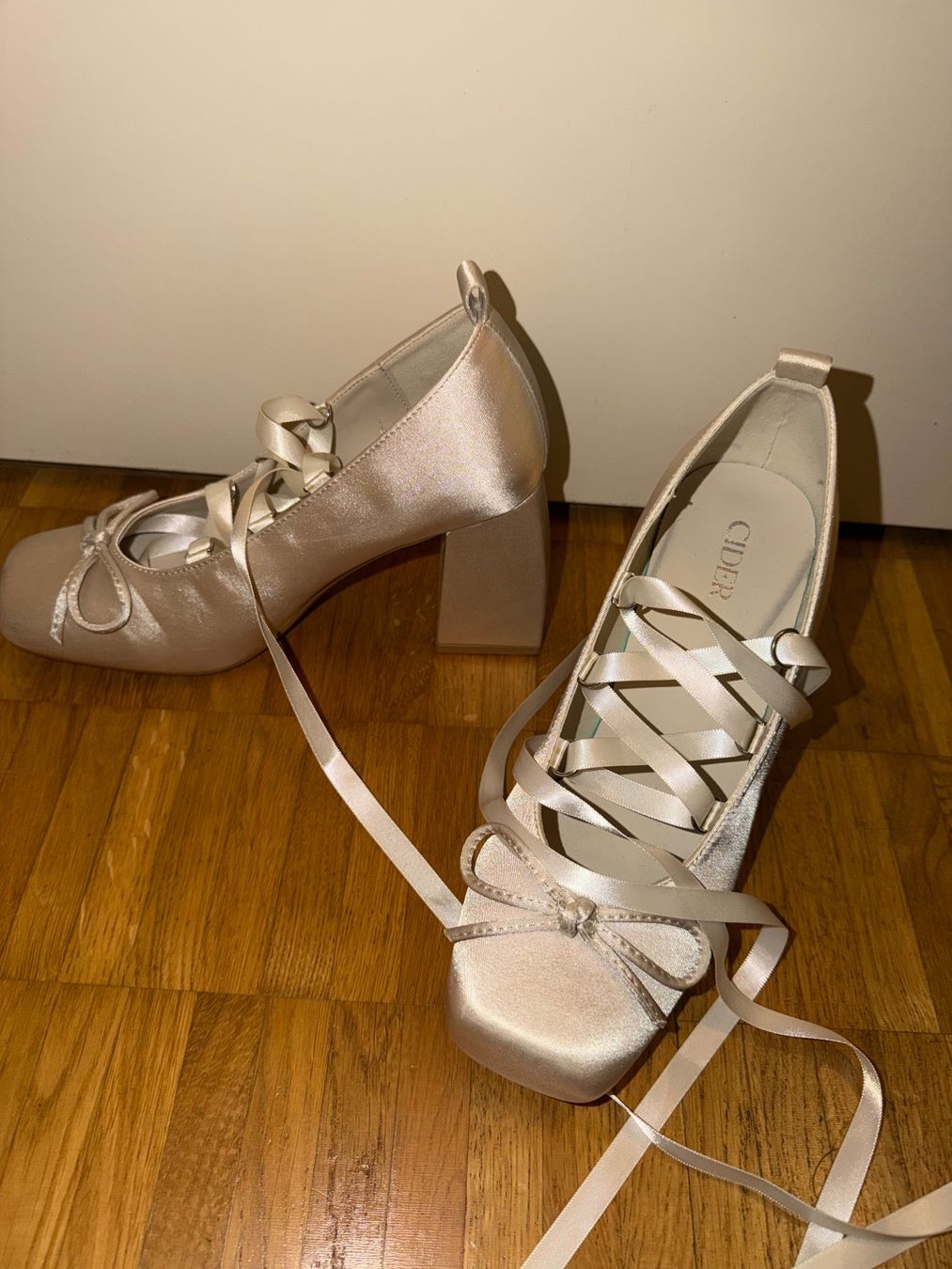 Chaussures femmes: Cider Schuhe Satin – D'occasion à Adliswil par m.200100 1