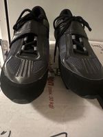 Gebrauchte Radschuhe mit Stollen - Bereit für Frühlingsfahrt