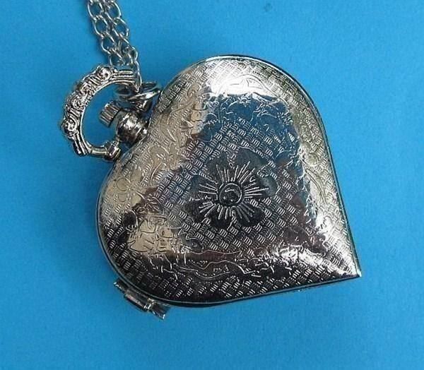 Catenine: Kette mit Uhr Herzform silbrig mit Deckel – Nuovo e nell'imballaggio originale da St. Margarethen TG venduto da ursk10 4