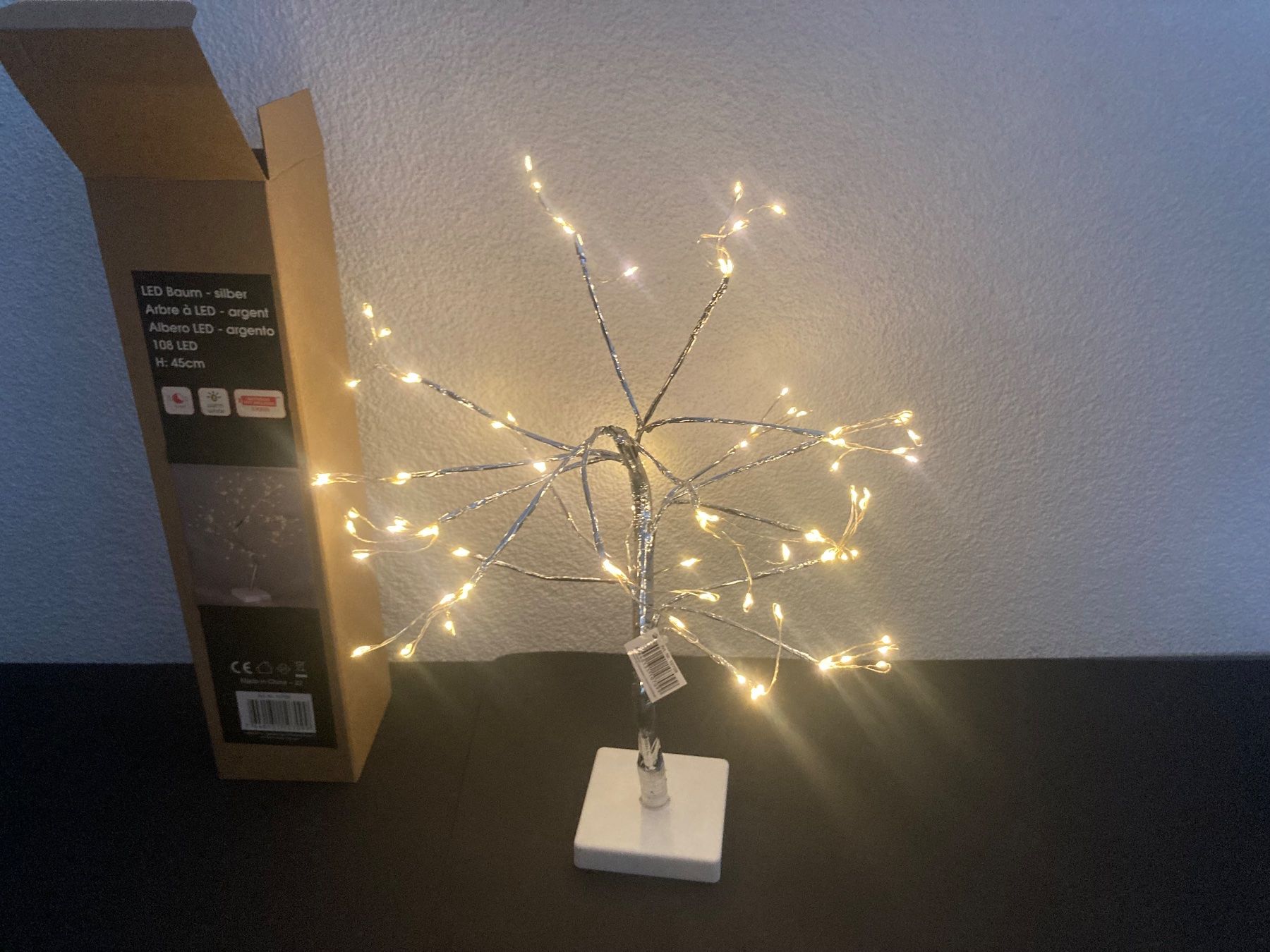 Tutte le decorazioni: LED Baum, 45cm hoch, 108 LED, silber, mit Timerfunktion – Nuovo e nell'imballaggio originale da Neuenhof venduto da jorogo 1