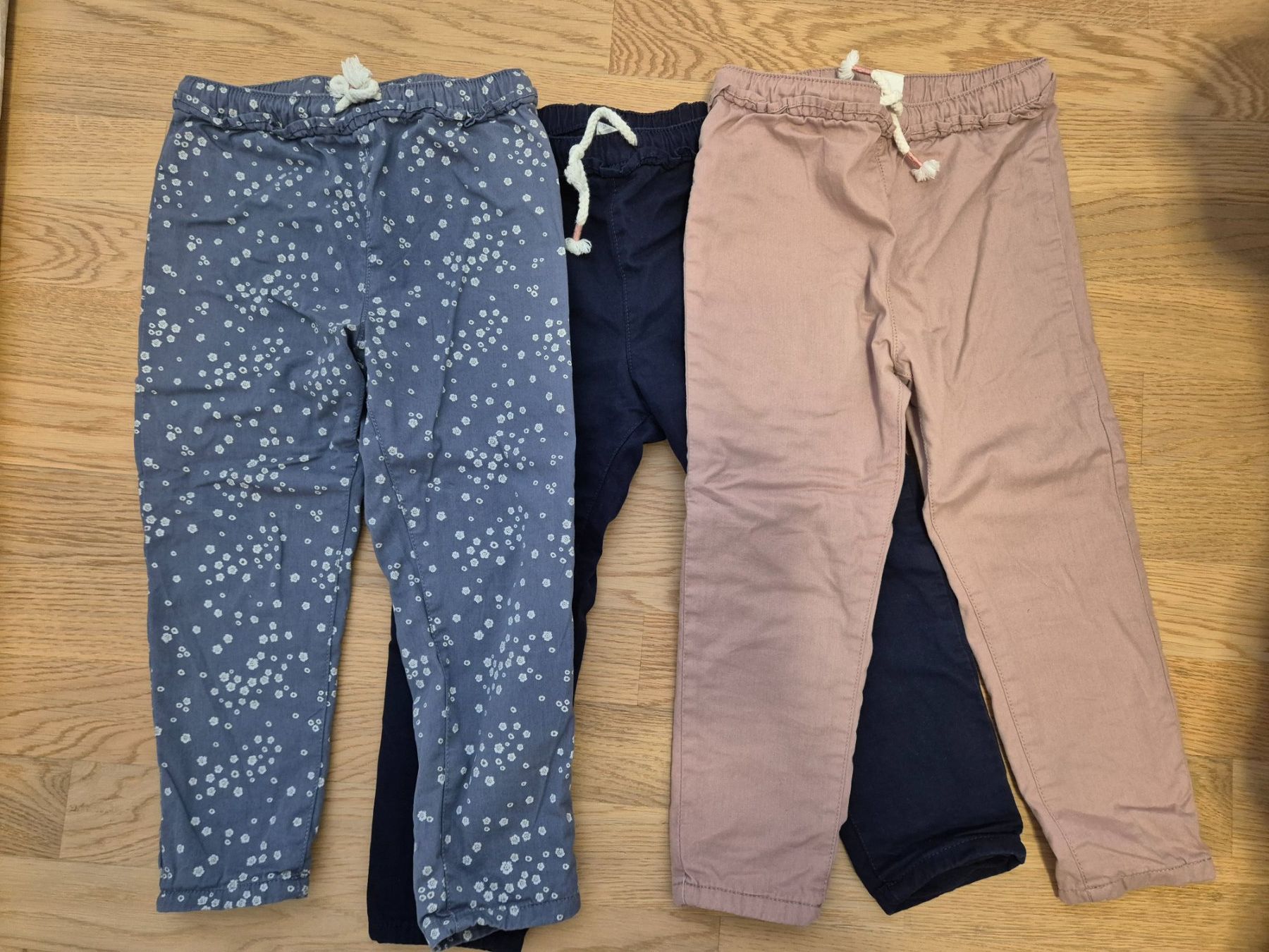 H&M Pantaloni: 3 Hosen, Gr. 104, H&M – Nuovo (secondo la descrizione) da Pfäffikon SZ venduto da Ka6ka