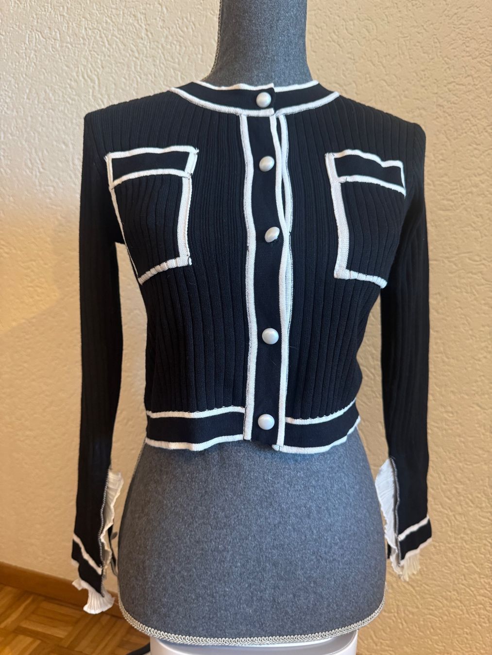 Jacken: Schwarze Strickjacke mit weissen Details Gr S – Gebraucht aus Frenkendorf von Style365