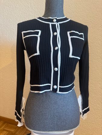 Schwarze Strickjacke mit weissen Details Gr S