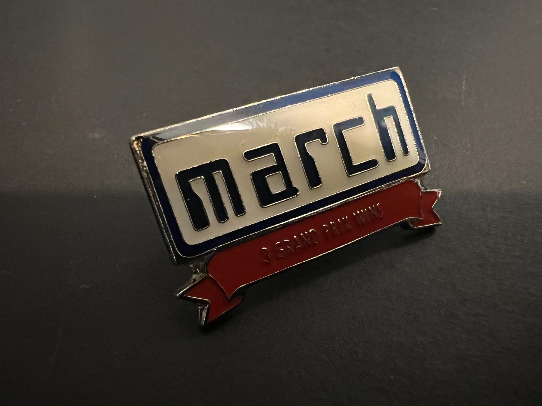 Placchette & Badge: Pin Rennauto Marke Auto March – Usato da Galgenen venduto da rub_f6kh