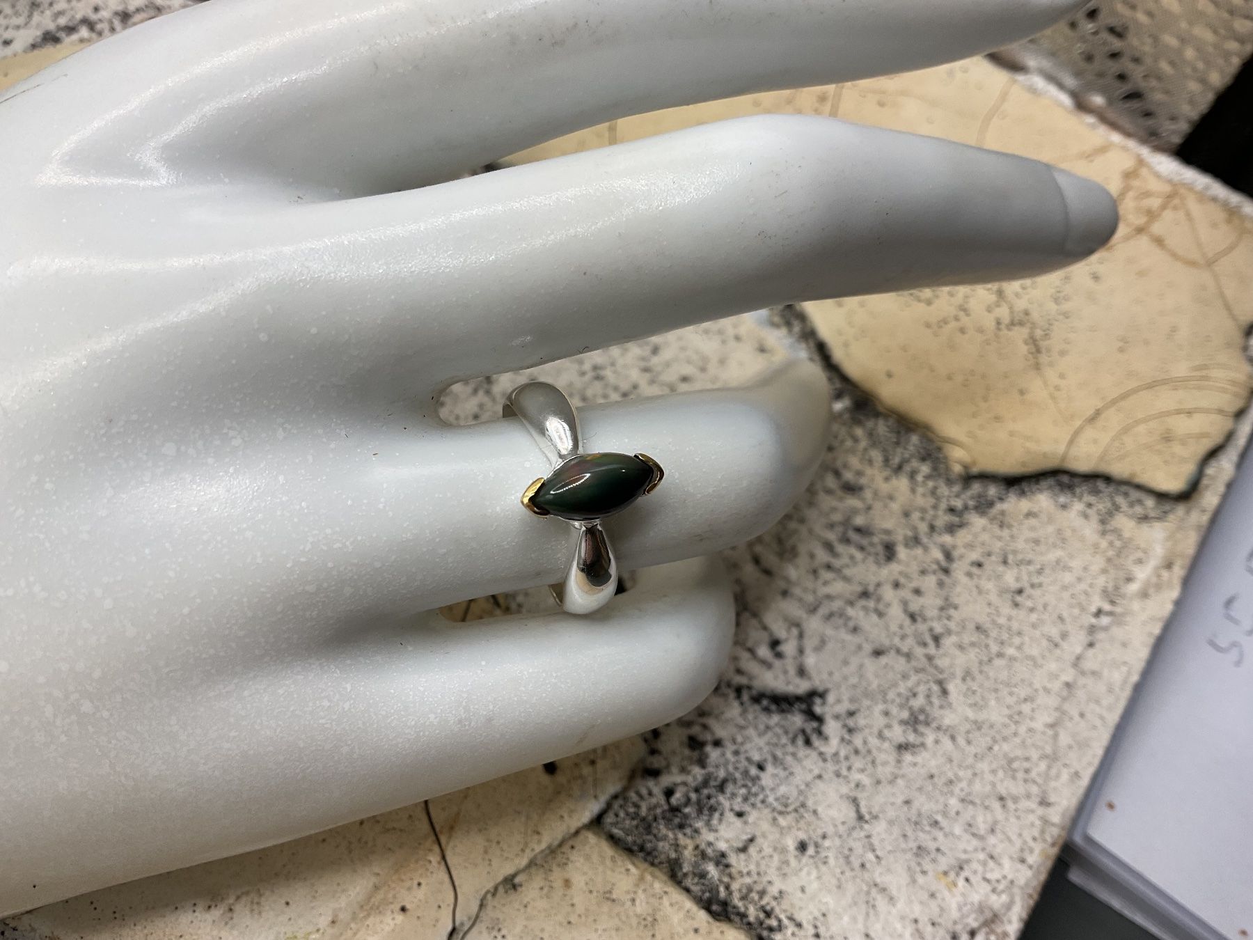 Anelli: Aparter Silberring mit schwarzem Opal, Gr. 54.5 – Nuovo (secondo la descrizione) da luzern venduto da Alpendorf1 2