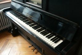 Antikes Pianola Klavier Kästner Autopiano HUG + Notenrollen