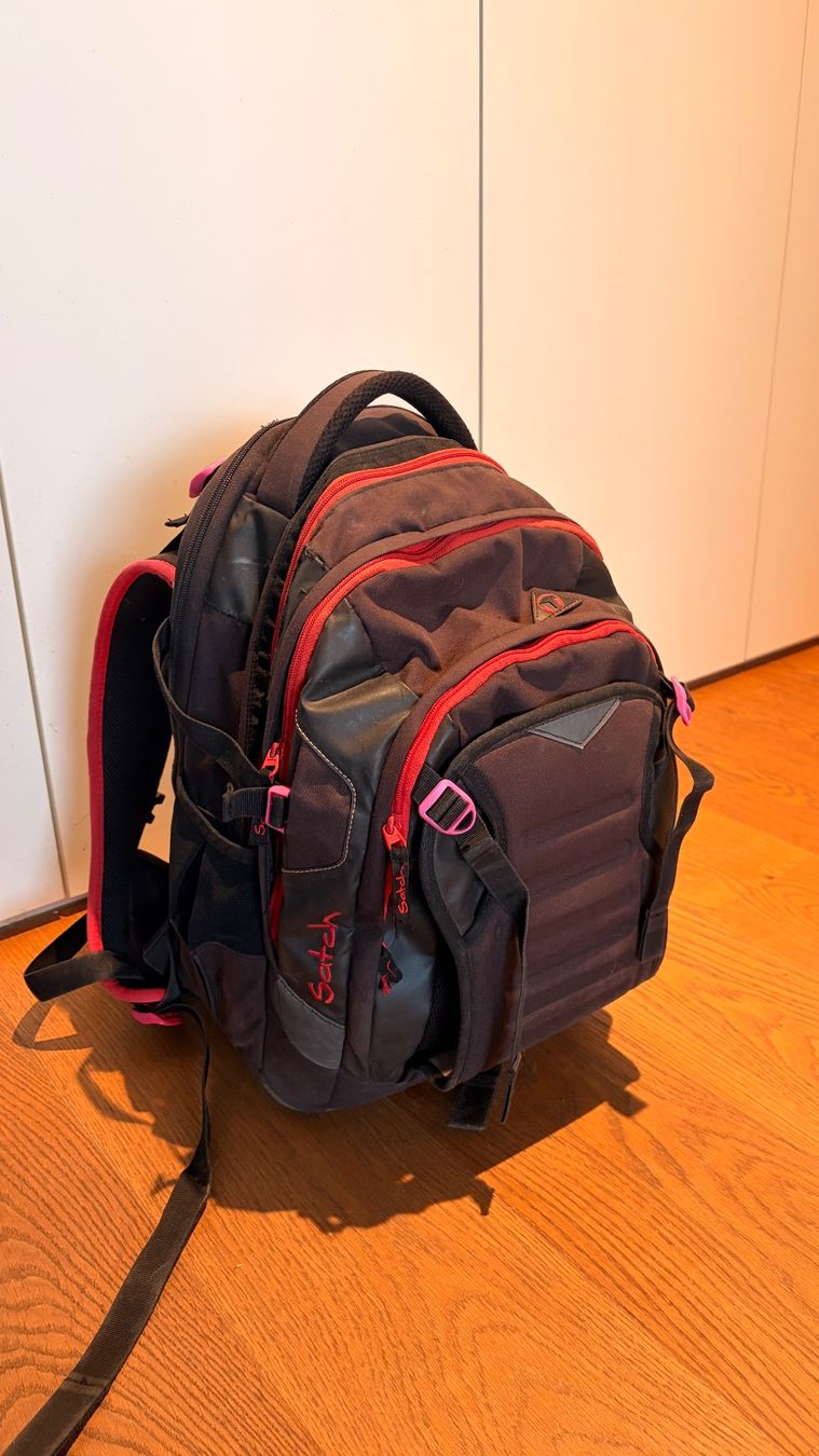 Satch Borse & Zaini: Rucksack Satch schwarz / rot – Usato da Jona venduto da Foesi0