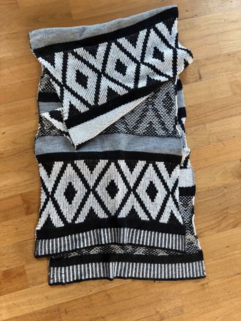 Marc Cain Schal schwarz weiss mit Rautenmuster gestrickt