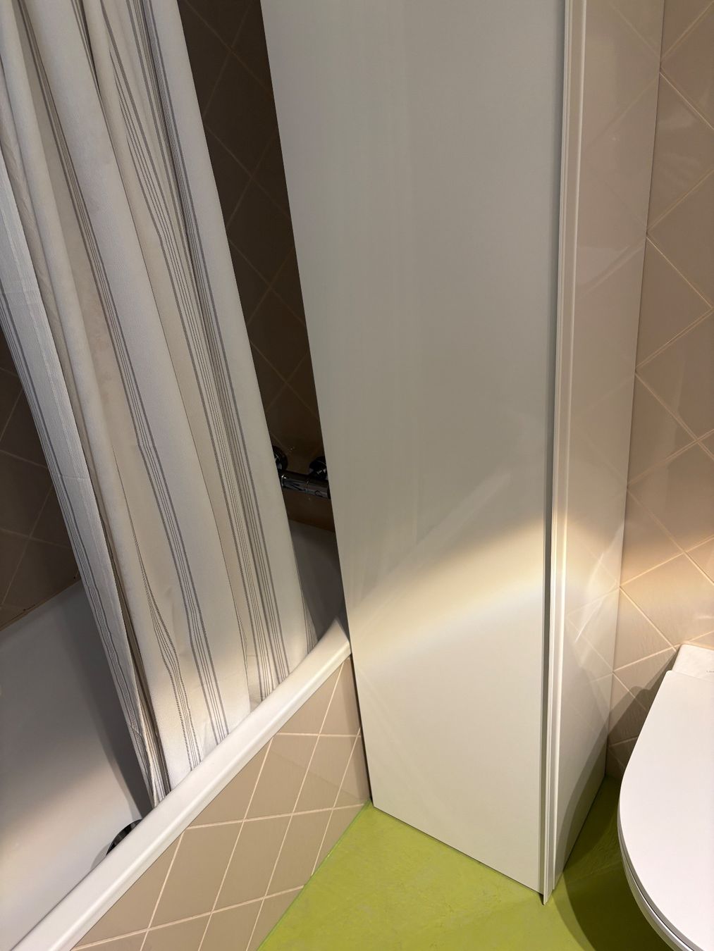 Armadi: Badezimmerhochschrank Hochglanz weiss – Usato da Basel venduto da lau_xdq2 2