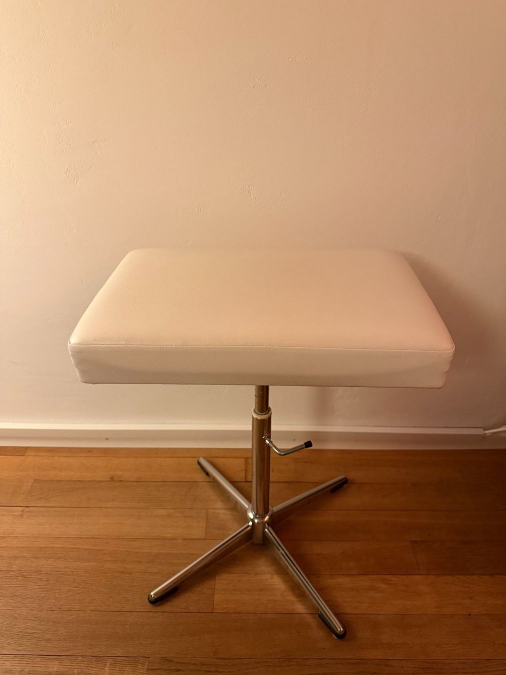 Tabourets: Klavierstuhl Leder weiss – D'occasion à Saland par cedi.rici
