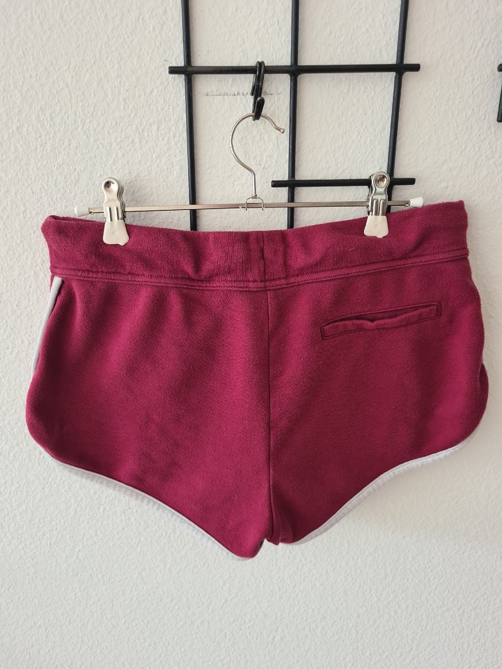 H&M Pantaloni: H&M Divided Retro Shorts, bordeaux-rot, Gr.S, – Usato da KRIENS venduto da Franzy_Blond10 1