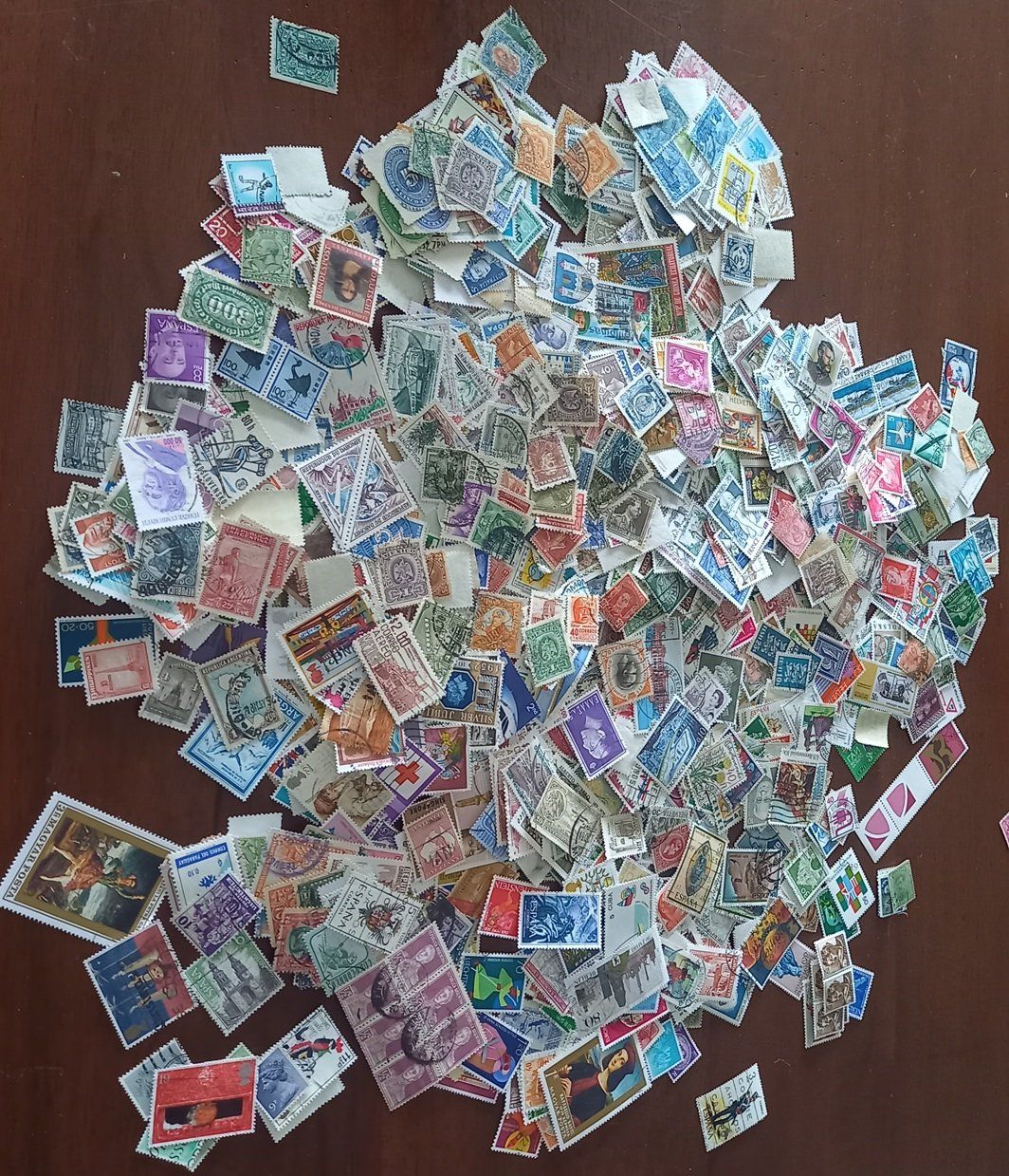 Tous les timbres: 1Kg200 timbres-poste variés, du monde – D'occasion à Crans-Montana par kira56 1