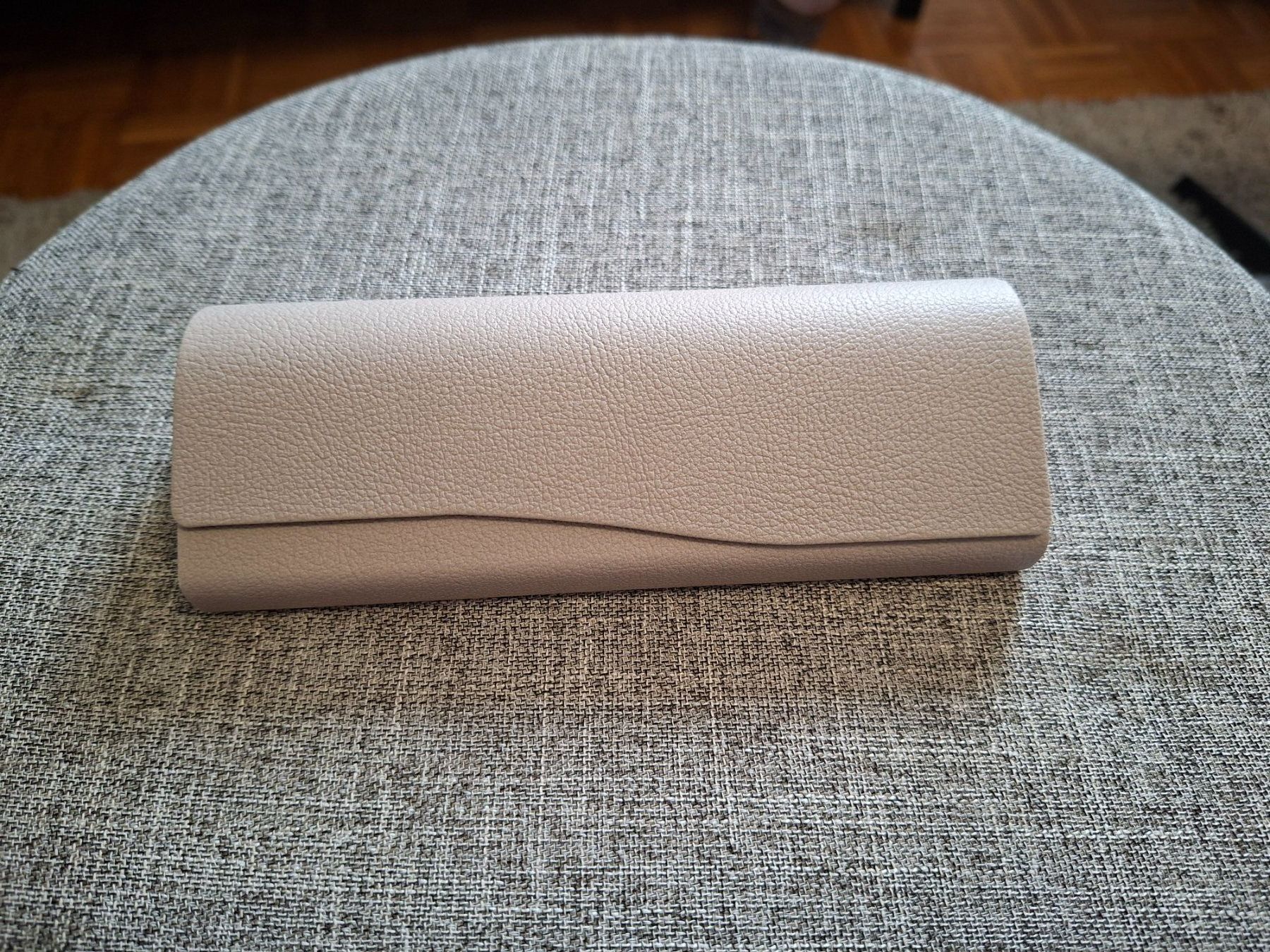 Altro in  Abbigliamento & Accessori: Glasses case/Brillenetui/New/Beige!! – Nuovo (secondo la descrizione) da Goldach venduto da mamakotzi