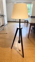 Stehlampe Tripod Design schwarz Leuchtenschirm beige guter Z