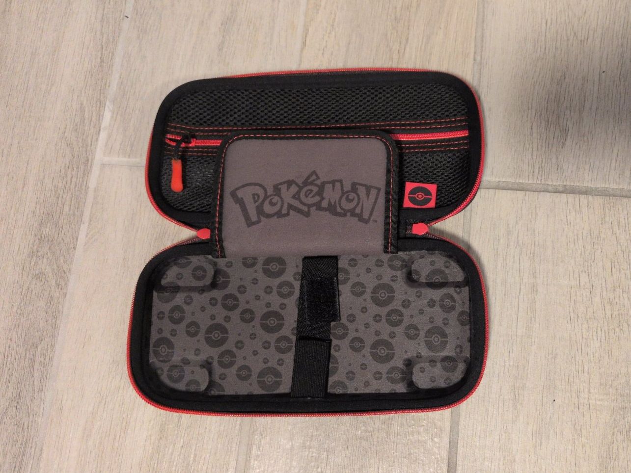 Nintendo Custodie protettive: Étui de transport Pokemon - Pikachu VS Dracofeu – Usato da Pully venduto da max_t56z 1