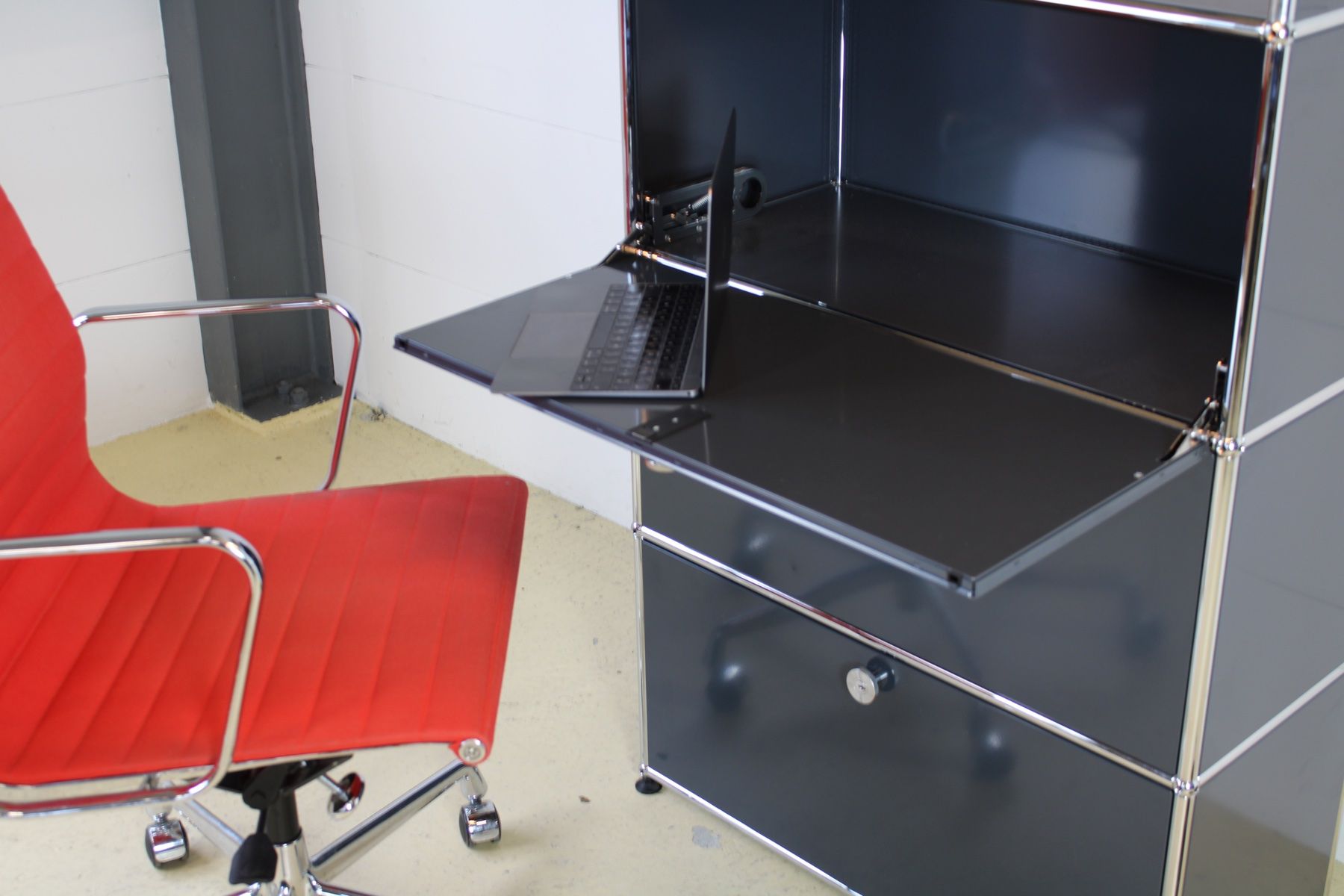 USM Kommoden: USM Highboard und Schreibtisch in Anthrazitgrau – Gebraucht aus Meinisberg von atelier_TILIJA 1